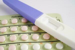 gravidanza test con nascita controllo pillole per femmina su calendario, ovulazione giorno. foto