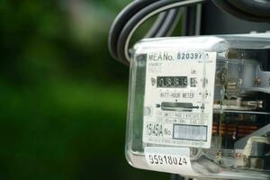 misuratore di potenza elettrica per la misurazione dei costi energetici a casa e in ufficio. foto