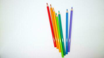 colorato matite nel riga su un' bianca sfondo superiore Visualizza. foto