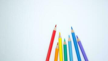 matite colorate su sfondo bianco foto