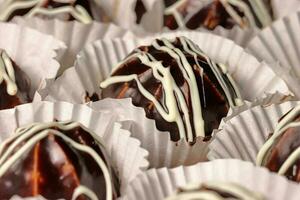 cioccolato profiterole su di legno sfondo foto