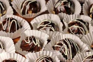 cioccolato profiterole su di legno sfondo foto