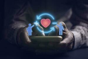 persona contento san valentino giorno icona di amore, calore, inviato per Gli amanti o famiglia e sociale media interazioni su computer portatile, messaggio, e-mail, commenta, trattieni il cuore,internet digitale marketing. foto