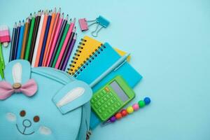 elegante colorato Stazionario e scuola forniture nel il organizzatore. creativo organizzazione di Stazionario Conservazione. concetto indietro per scuola. foto