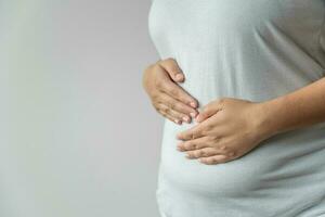 sovrappeso donna corpo concetto di malsano stile di vita guadagno Di Più Grasso e alto rischio per malattia foto