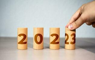 il mano i cambiamenti il anno a partire dal 2022 per 2023. nuovo anno e Natale vacanze. tendenze e i cambiamenti, nuovo sfide . piani e obiettivi. tendenze e idee. sommando su. futuro. attività commerciale pianificazione. analitica. foto