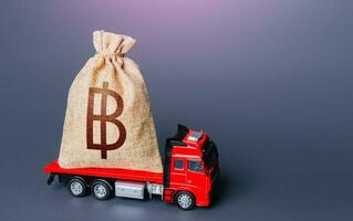 camion con un' tailandese baht i soldi Borsa. alto super reddito. prestito o depositare. finanziario aiuto, investimenti e sussidi. compenso. pagamento di le tasse. debito. denaro contante collezione. i soldi trasferimenti e transazioni. foto