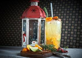 cocktail alcolico con frutti di bosco foto
