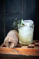 cocktail alcolico con frutti di bosco foto