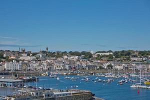 Vista panoramica di una baia nel porto di Saint Peter in Guernsey Channel Islands UK foto