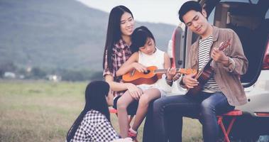 cantando in campeggio con la famiglia di ukulele foto