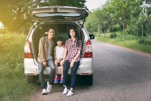 famiglia che fa una sosta ai box durante il viaggio foto