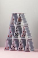 castello di carte su sfondo bianco foto