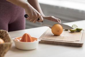 donna di forma fisica che prepara un succo di frutta sano foto