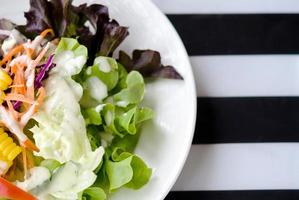 insalata di verdure sul piatto foto
