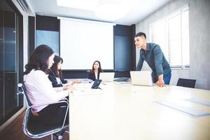 incontro di lavoro al tavolo della conferenza foto