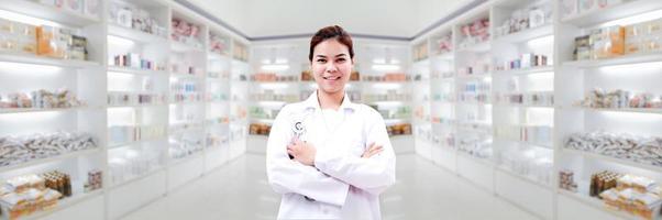farmacista con sfondo di farmacia foto