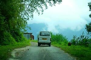 turista veicolo in direzione lungchok est sikkim foto