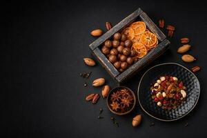 arrostito Noci Pecan e macadamia noccioline, secco mandarino, secco frutti di bosco foto