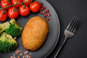 delizioso al forno cotoletta impanato con spezie, sale e erbe aromatiche foto