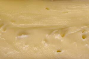 delizioso fresco Brie formaggio nel il modulo di un' mini testa con ciliegia pomodori foto