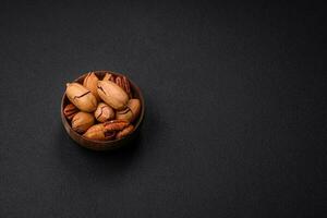 pecan noccioline nel conchiglia e pelato nel un' di legno il giro ciotola foto