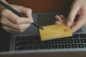 donne Tenere credito carta e utilizzando smartphone a casa.online acquisti, Internet bancario, memorizzare in linea, pagamento, la spesa i soldi, e-commerce pagamento a il negozio, credito carta, concetto foto