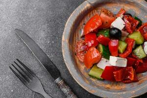 delizioso fresco succoso greco insalata con feta formaggio, olive, peperoni e pomodori foto