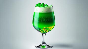 3d rendere di verde schiuma bevanda bicchiere su grigio sfondo e copia spazio. st. Patrick giorno concetto. foto