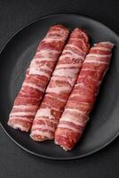 crudo tritato carne avvolto nel Bacon con sale e spezie o cevapcici foto