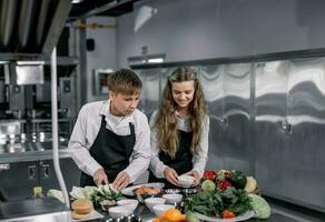 adolescenti imparare a partire dal esperto chef a culinario scuola per preparare ingredienti e creare un' varietà di gustoso pasti. un' pratico attività collegato loro sensi di gusto e odore è fabbricazione hamburger. foto