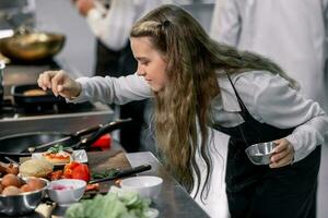 adolescenti imparare a partire dal esperto chef a culinario scuola per preparare ingredienti e creare un' varietà di gustoso pasti. un' pratico attività collegato loro sensi di gusto e odore è fabbricazione hamburger. foto