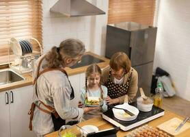 multigenerazionale famiglia membri Esplorare nuovo e raffinato ricette su un' tavoletta, rendere salutare cibo scelte, cucinare, e godere pasti insieme. famiglia raduni Aiuto rinnovare e rafforzare relazioni. foto