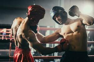 pugile uso vario punch combinazioni, Compreso il colpo, gancio, montante, attraverso, oscillazione, dritto. ottenere nel vicino per rendere avversario su corde e tramortire. boxe campioni vincere il il giro nel boxe squillare foto