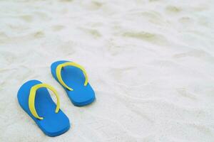 mare su il spiaggia orma persone su il sabbia e pantofola di piedi nel sandali scarpe su spiaggia sabbie sfondo. viaggio vacanze concetto. foto