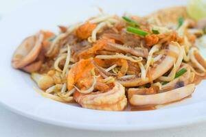 tailandese Saltato in padella riso tagliatelle con gamberetto foto