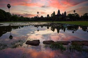 alba magica e un cielo lunatico al tempio di angkor wat a siem reap, cambogia