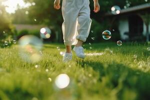 un' vicino - su di grande bolle, sfocato sfondo di un' del bambino gambe indossare bianca Abiti e in esecuzione in giro su il prato. ai generativo foto