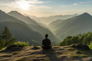 un' persona Meditare su superiore di un' collina, prospiciente un' vasto paesaggio di montagne e foresta. ai generativo foto