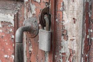 vecchia serratura vintage su una porta di legno foto