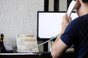 uomo che lavora al computer e lavora a casa concetto foto