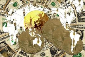 moneta di criptovaluta sul tavolo e concetto di denaro in valuta digitale foto