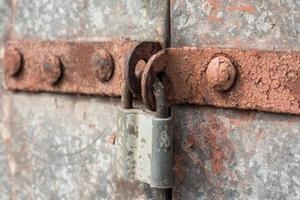 vecchia serratura su una porta di ferro
