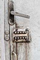 vecchia serratura a combinazione digitale su una porta di ferro foto