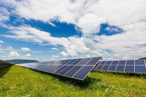 centrale solare su uno sfondo di cielo foto