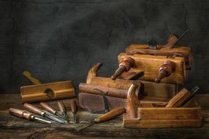 Natura morta con utensili da falegnameria piani da banco intaglio in legno scalpello foto
