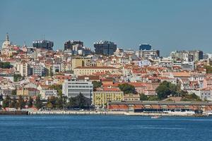 Cityline di Lisbona in Portogallo sul fiume Tago foto