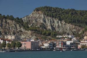 vista panoramica di una bellissima destinazione estiva e porto sull'isola di Zante in Grecia