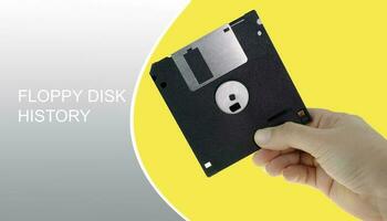 floppy disk in una mano umana foto