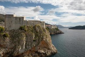 antica fortezza sul ciglio della scogliera di dubrovnik croazia protegge il por